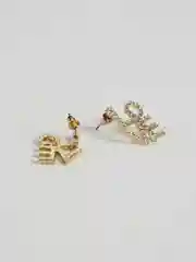 Золотой серьги-гвоздики с надписью LOVE