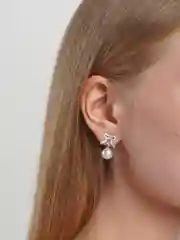 Ледяной серьги со стразами "Бант" на колечке