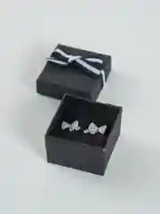 Серебряный серьги-гвоздики с бантиком из камушек