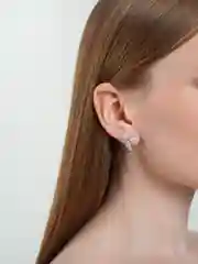 Серебряный серьги-гвоздики с бантиком из камушек