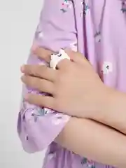 Белый кольцо с лягушкой