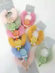 Розовый меховая резинка для волос