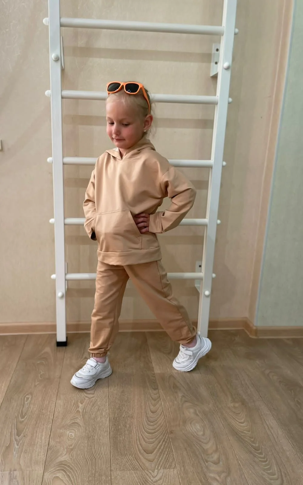 Кремовый детский спортивный костюм: худи и джоггеры