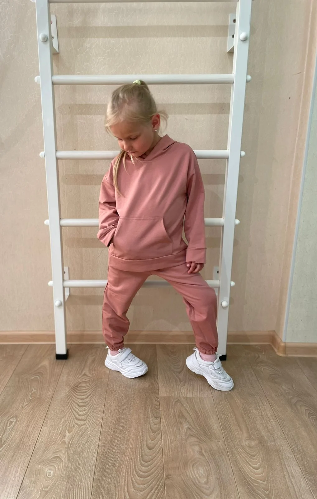 Пудровый детский спортивный костюм: худи и джоггеры