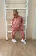 Пудровый детский спортивный костюм: худи и джоггеры