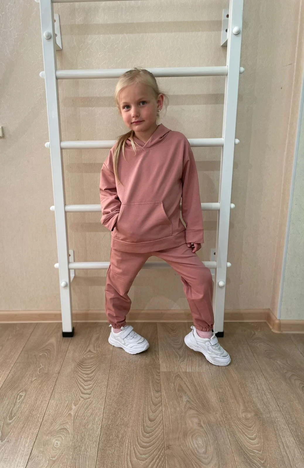 Пудровый детский спортивный костюм: худи и джоггеры