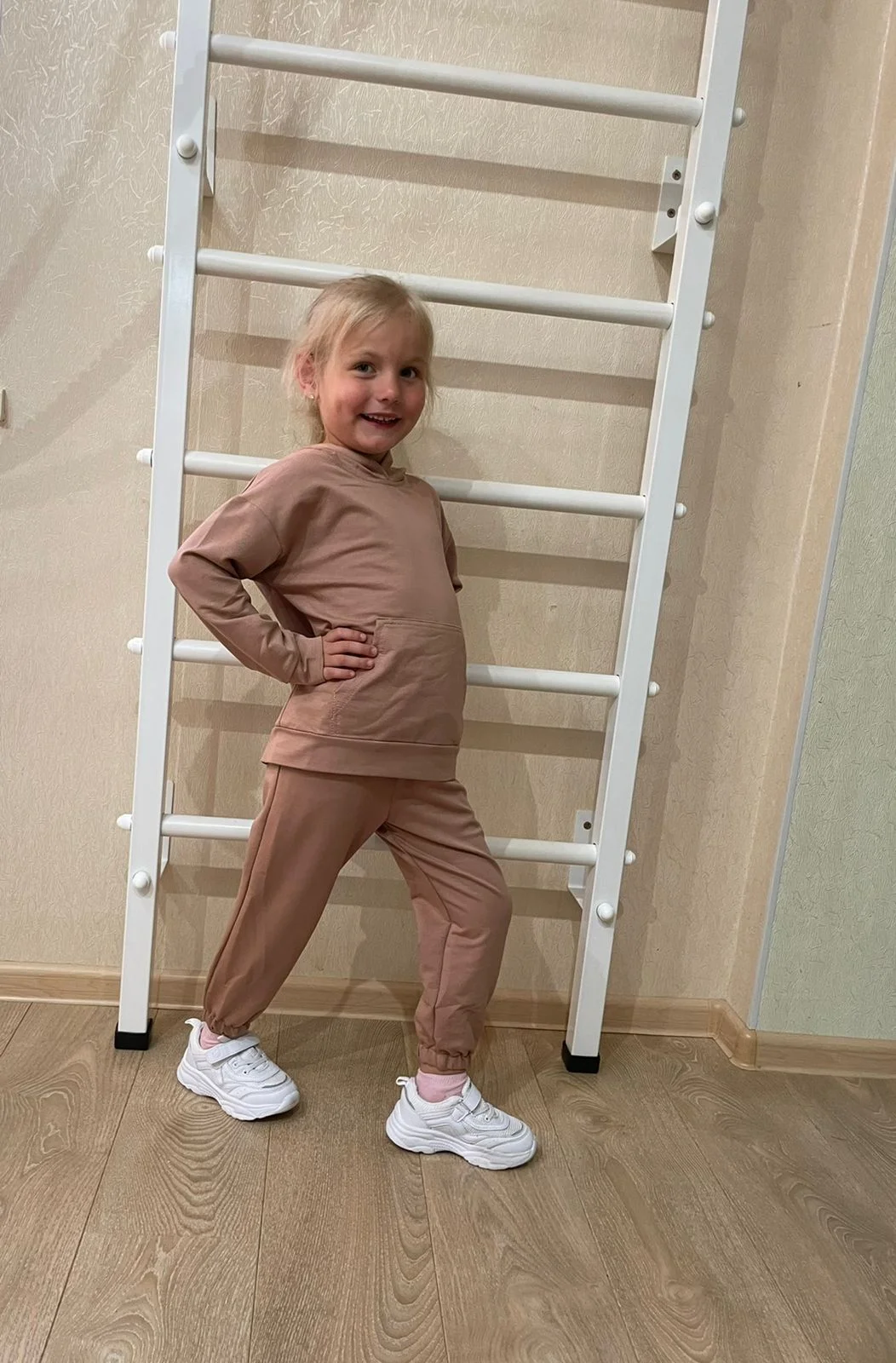 Бежевый детский спортивный костюм: худи и джоггеры