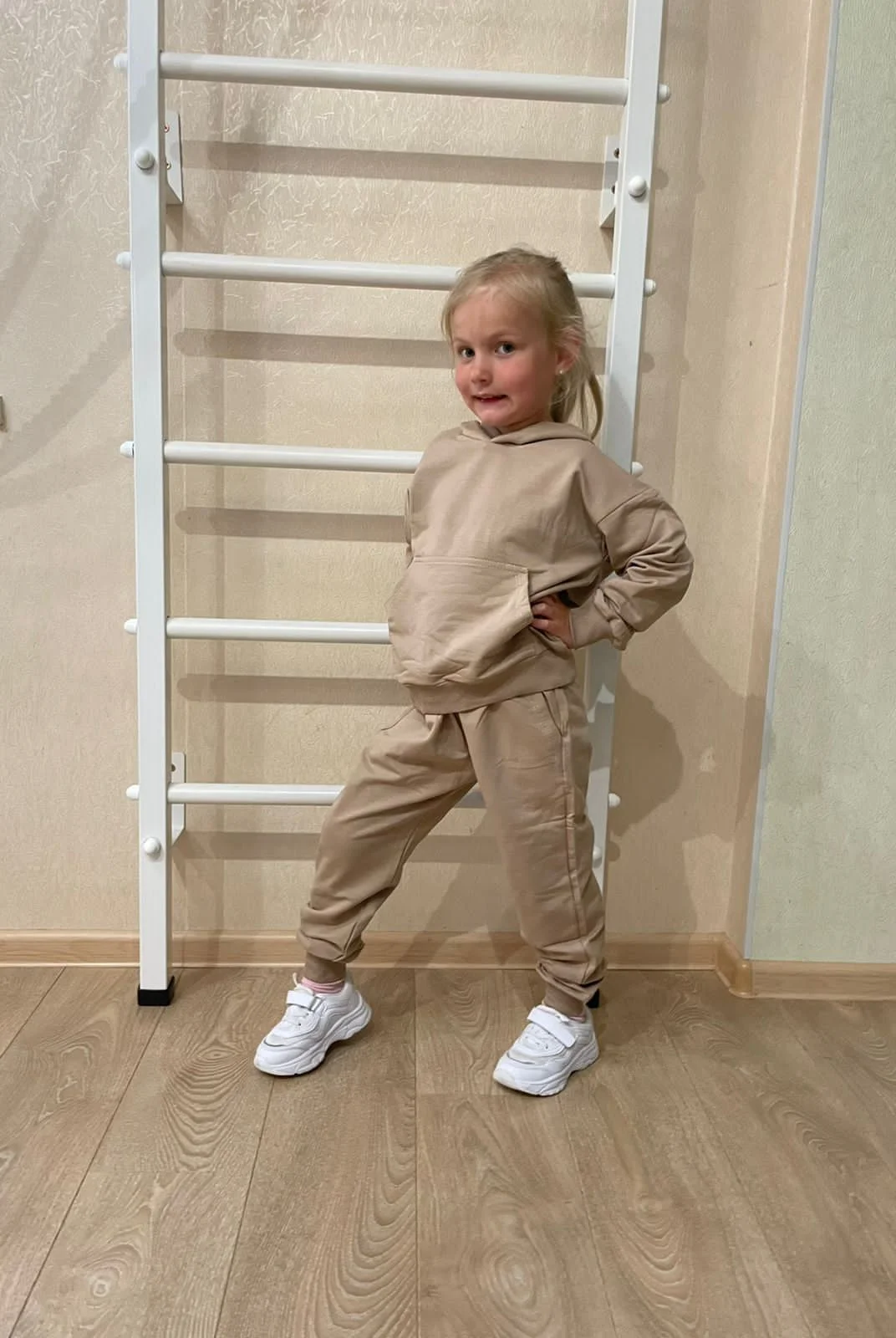 Бежевый детский спортивный костюм: худи и джоггеры