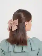Бежевый меланж бант на заколке
