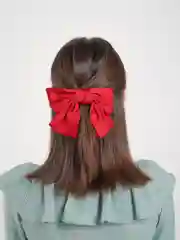 Багровый бант на заколке