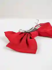 Багровый бант на заколке