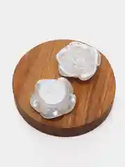 Белый полубусины фигурные Роза