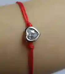 Белый красная нить с подвеской