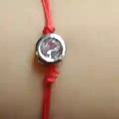 Белый красная нить с подвеской