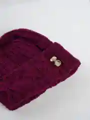 Багровый шапка женская, вязаная