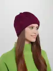 Багровый шапка женская, вязаная