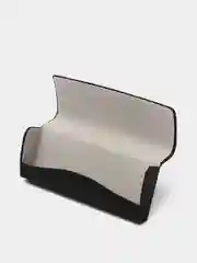 Черный футляр для очков