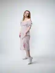 Белый платье с боковым разрезом, длина миди