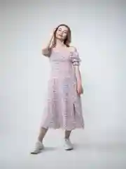 Белый платье с боковым разрезом, длина миди