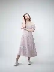 Белый платье с боковым разрезом, длина миди
