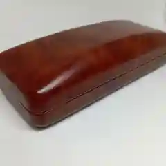 Багровый футляр для очков