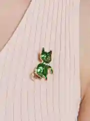 Зеленый брошь женская "Котик"