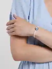 Белый браслет женский на ниточке