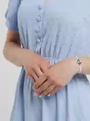 Белый браслет женский на ниточке