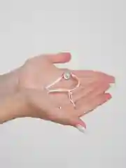 Белый браслет женский на ниточке