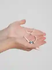 Белый браслет женский на ниточке