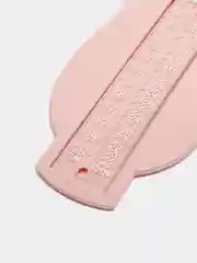 Розовый линейка для измерения стопы ребенка