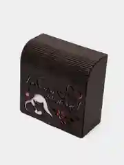 Подарочная коробка-ящик "Маме" из дерева шкатулка с гравировкой 19х19х9 см