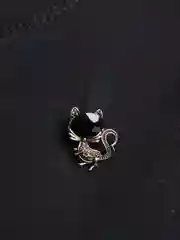 Черный брошь женская котик
