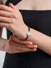 Черный браслет женский на ниточке