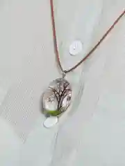 Бежевый ожерелье на шею, с прозрачным кулоном