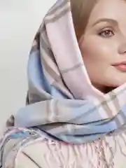 Розовый платок в клетку