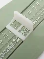 Зеленый линейка для измерения стопы ребенка