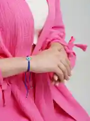Синий браслет женский на ниточке