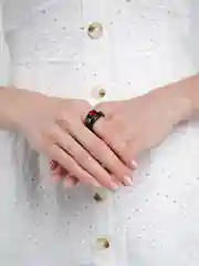 Черный кольца из эпоксидной смолы с камнем