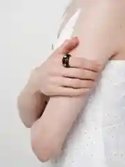 Черный кольца из эпоксидной смолы с камнем