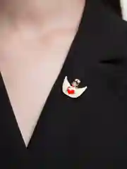 Бежевый меланж брошь-булавка "Медицинская"