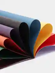 Бордовый цветная бумага, ножницы и клей