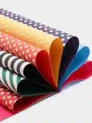 Горчичный цветная бумага, ножницы и клей