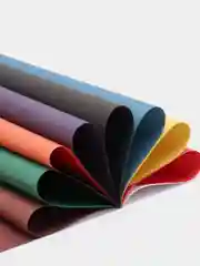 Голубой цветная бумага, ножницы и клей