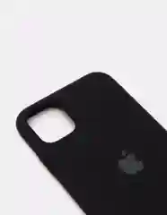 Черный силиконовый защитный чехол на iPhone 11