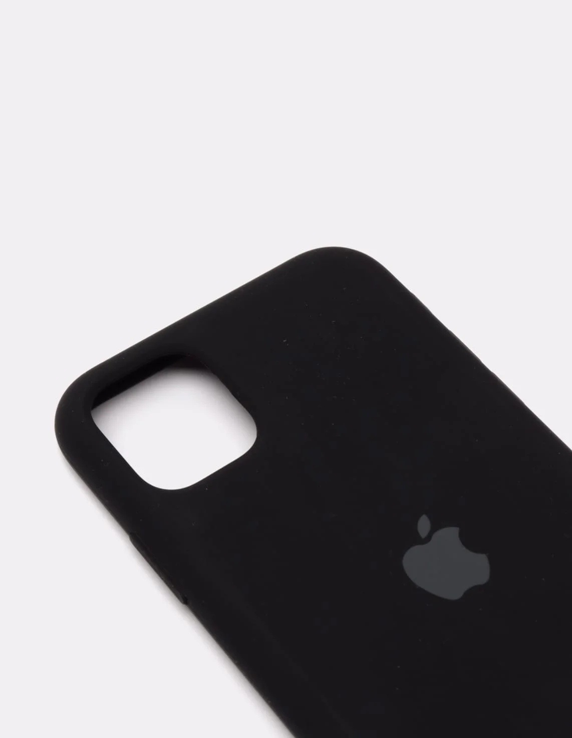 Белый силиконовый защитный чехол на iPhone 11