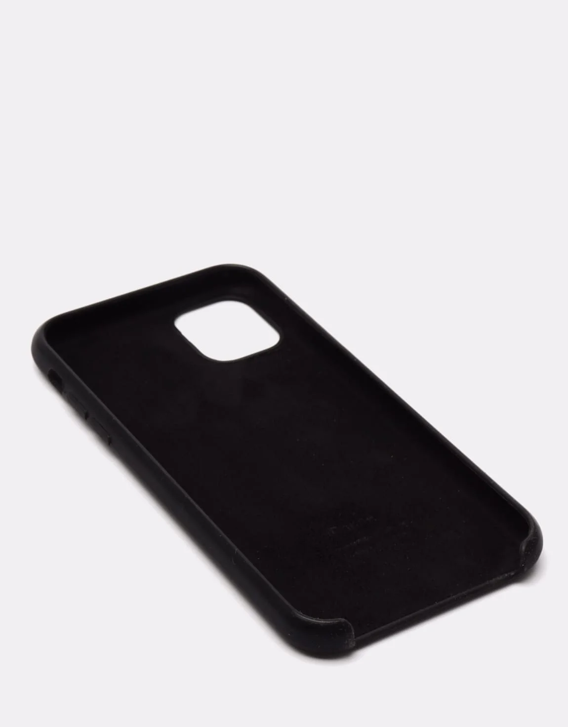 Белый силиконовый защитный чехол на iPhone 11