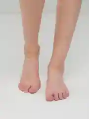 Желтый браслет на ногу
