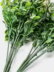 Коралловый букет искусственной зелени