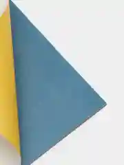 Вишнёвый цветная бумага, ножницы и клей